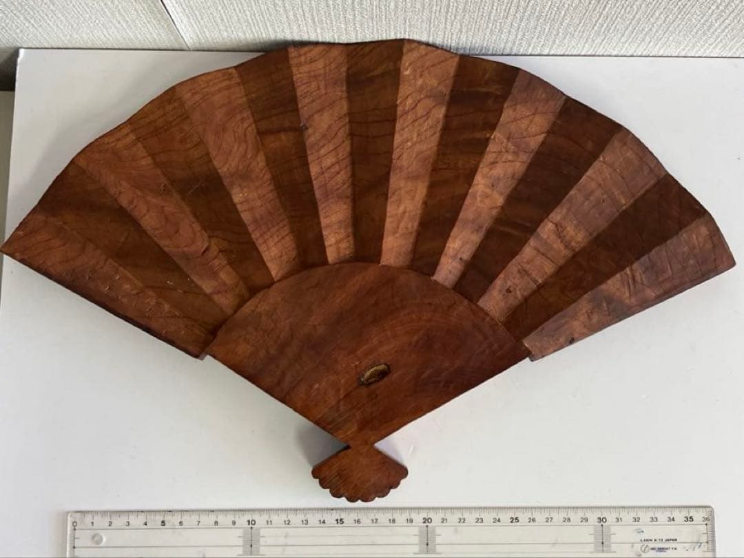 縁起物　硬質ケヤキ材製　扇形置物　約40cm×約27cm
