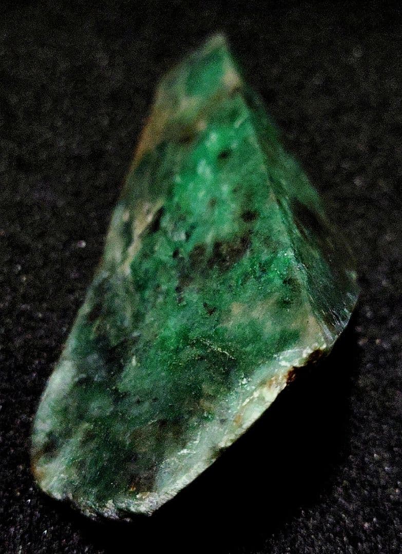 ★翡翠原石★糸魚川硬玉【山之坊コスモクロア・切り出し端材49ｇ】