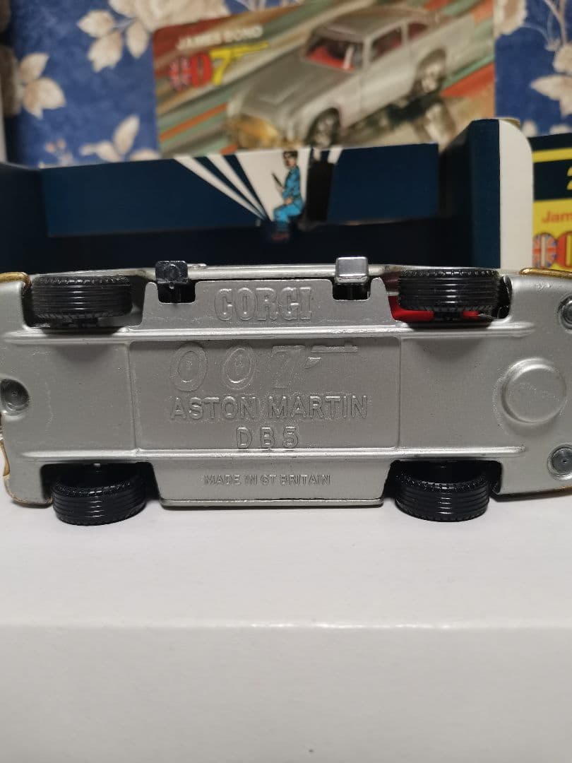 CORGI　007 アストンマーティン　ミニカー