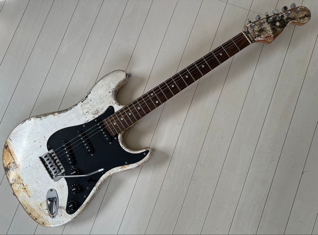 ハードレリック加工ストラトキャスター エレキギター メーカー不明ケース付