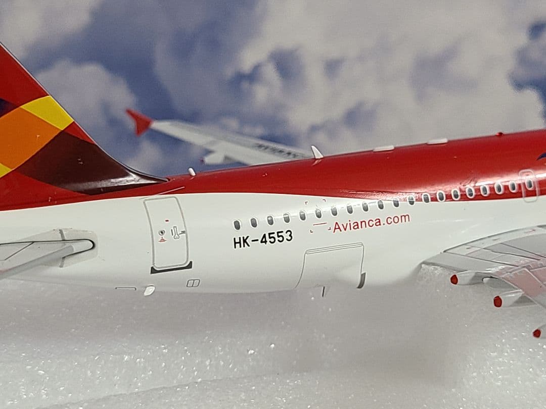 1/200 A319-112 アビアンカ航空 HK-4553 スタンド付属