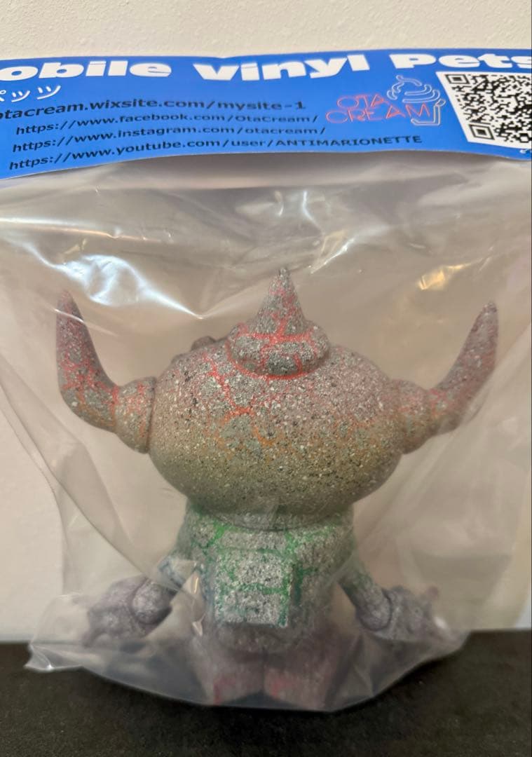 オタクリーム ｘペインターネット ゲッチャリロボ ブラックライトストーンクラック