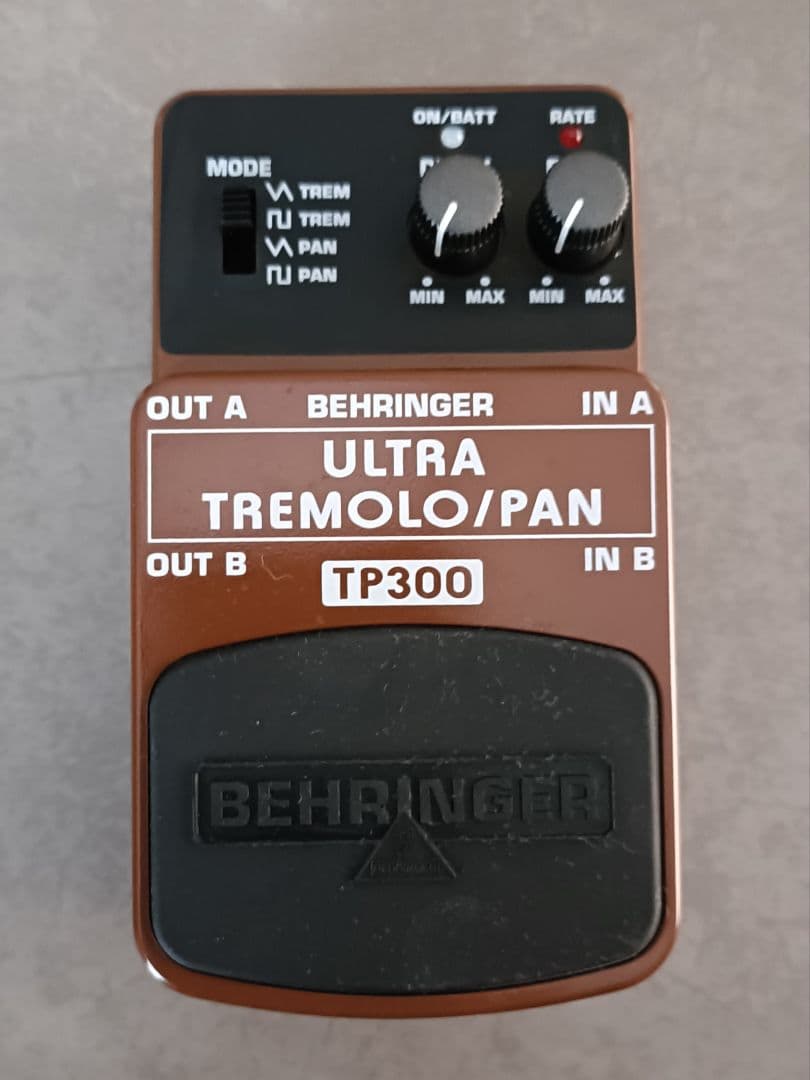 ギター BEHRINGER ULTRA TREMOLO/PAN TP300