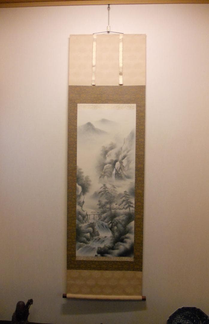 掛け軸 和信 水墨山水 絹本 希少 軸装 茶道具 掛軸 美品 です。