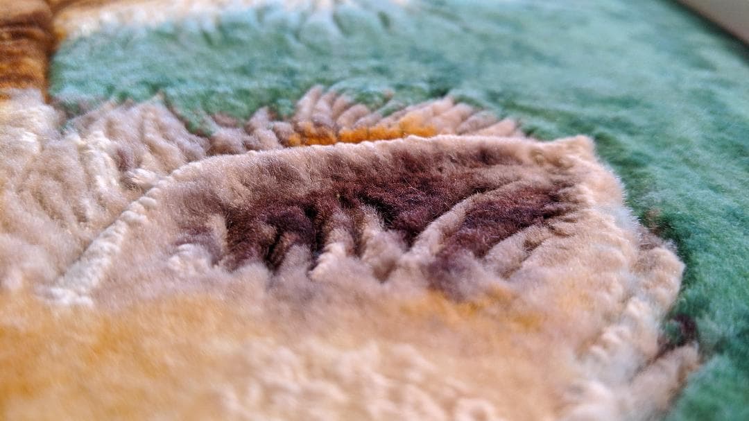 犬(チワワ）絵画絨毯  高級ペルシャ絨毯 ウール・シルク手織