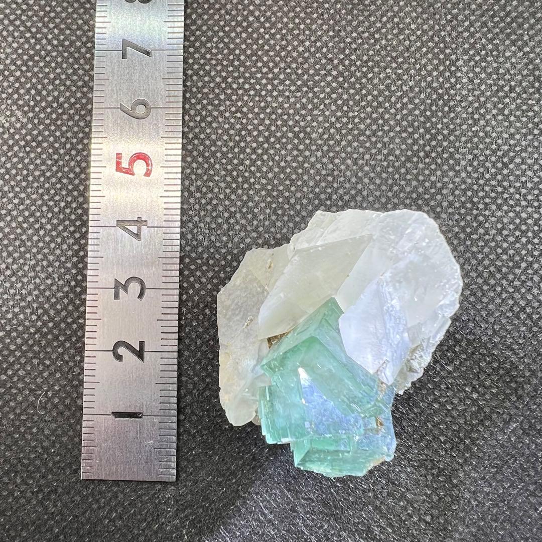 ヤオガンシャン産　カルサイト共生ブルーグリーンウィンドウフローライト