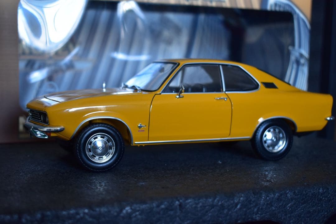 1/18 NOREV ノレブ '71 オペル マンタ フルディティール ミニカー
