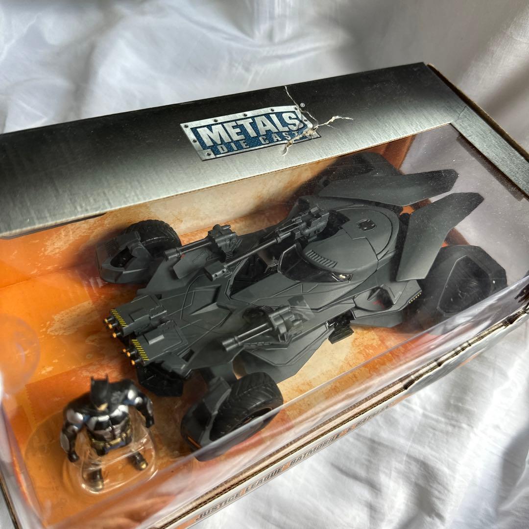 ミニカー 2008 ダークナイト バットモービル&バットマン 1:24スケール