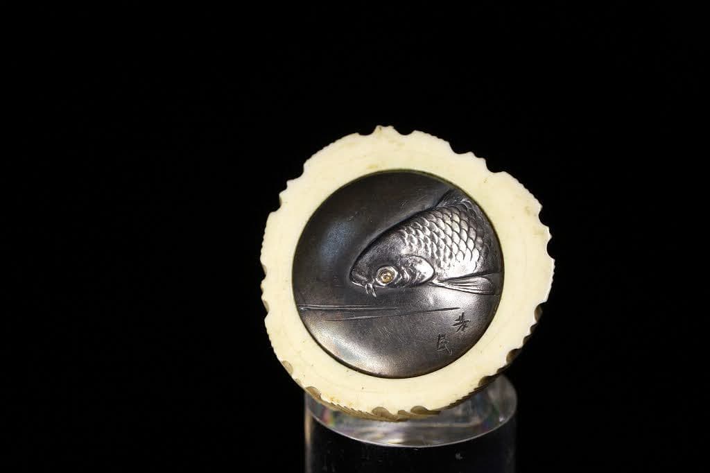 芳民 在銘「泉に泳ぐ鯉」 鏡蓋根付