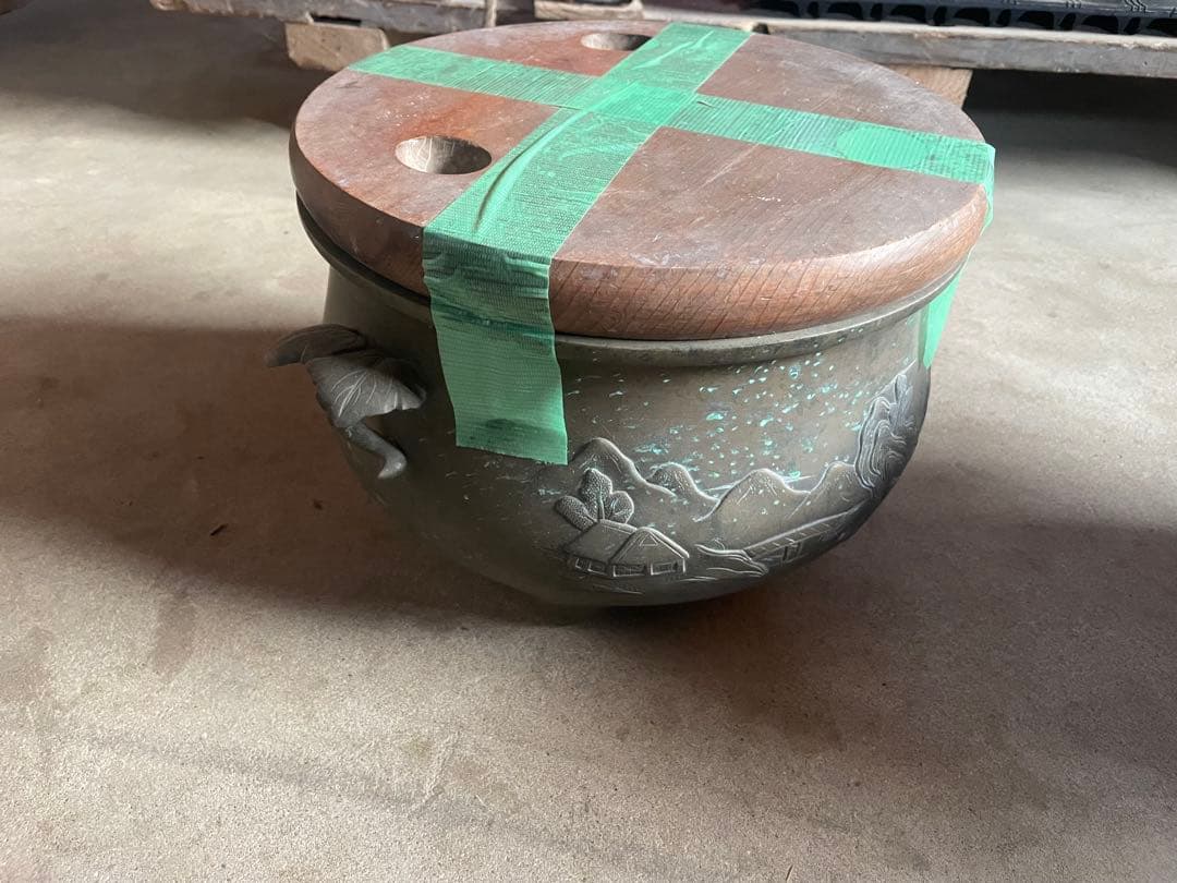 金属製火鉢 山水画彫刻 木製蓋付き 直径32cm