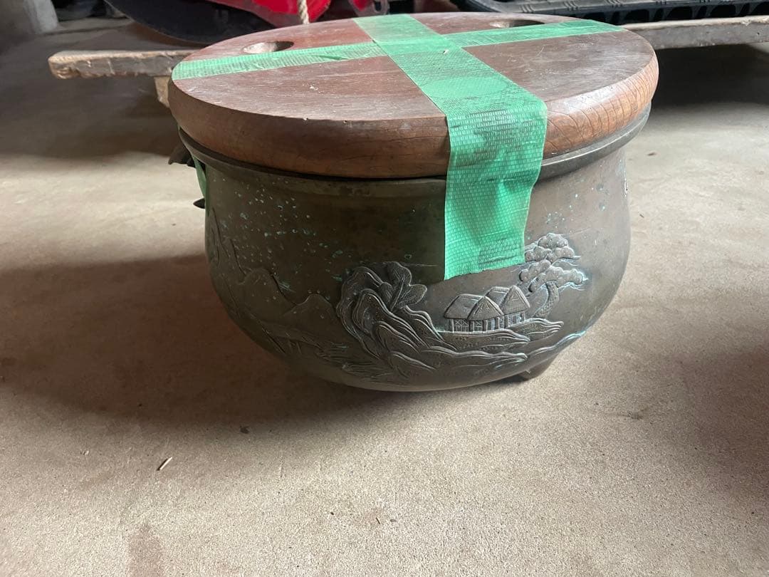 金属製火鉢 山水画彫刻 木製蓋付き 直径32cm