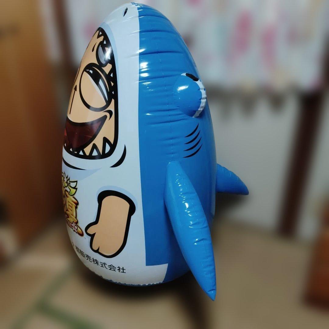 ギラギラ爺夏　サメのキャラクター ビニール装飾品 約高さ120cm×幅150cm