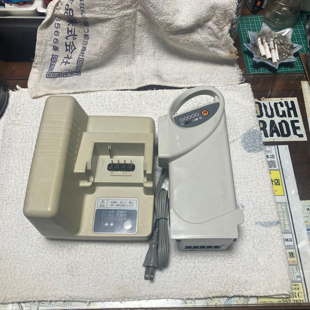 バッテリー充電器 LEDインジケーター付き