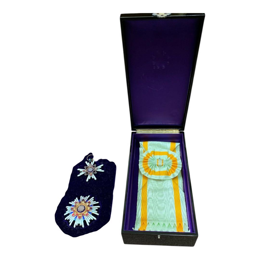 極美品 勲一等瑞宝章 共箱付き 勲章 徽章 当時物 現状品