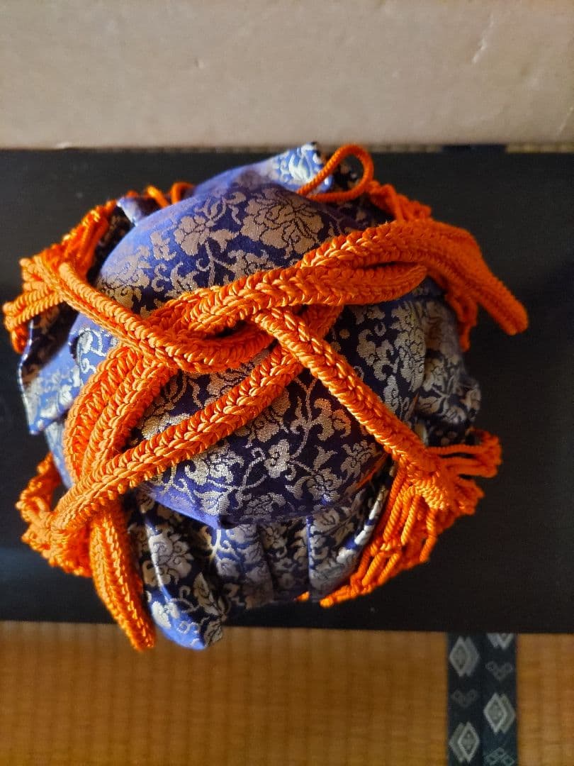 景山作··木箱入り オレンジの編み紐付き 飾り壺