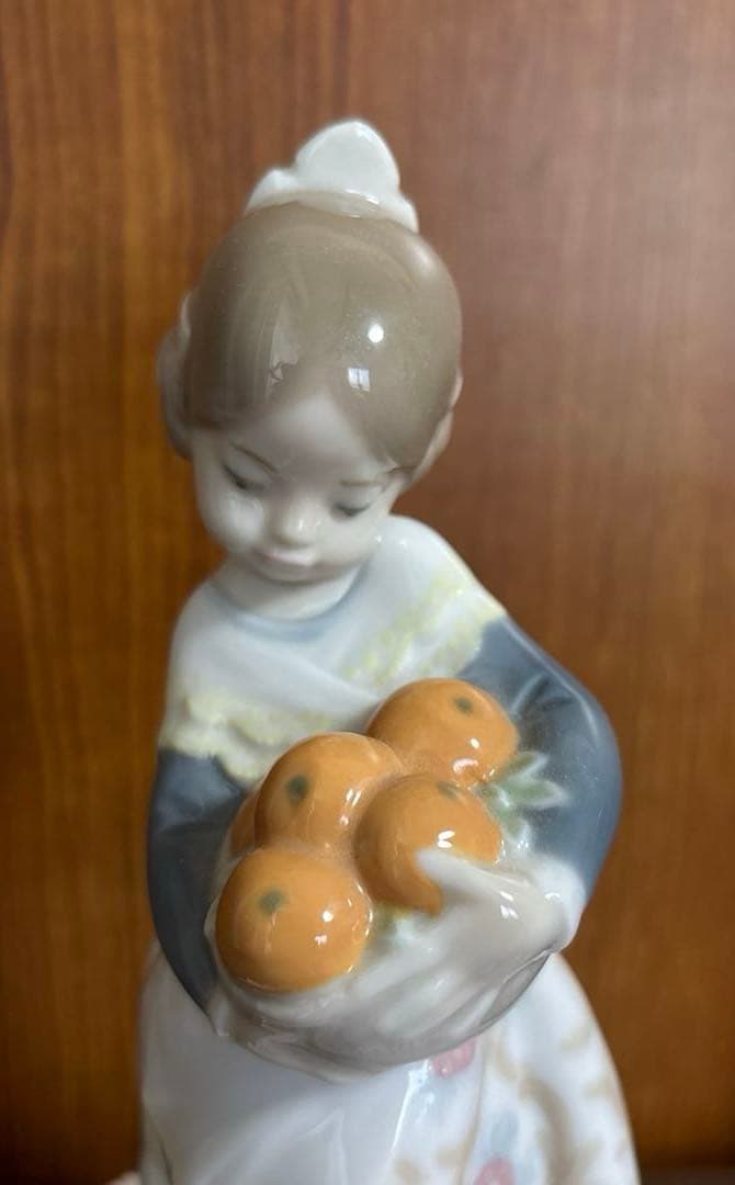 リヤドロ　果物を抱えた少女