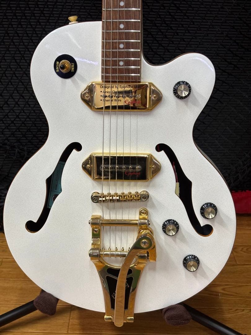 ギター Wildkat e Pearl White Bigsby
