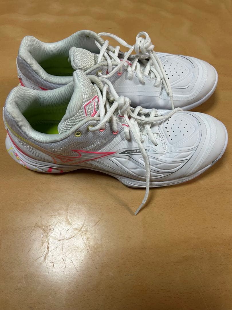 【美品】ミズノバドミントンシューズ ウェーブファング2 Fit 27.5cm