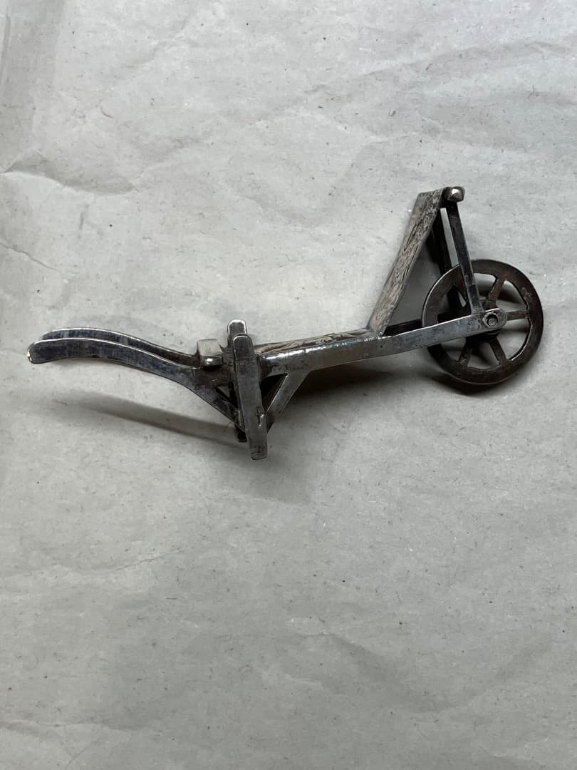 ヴィンテージ 刻印 レリーフ 剣 羊 ミニチュア シルバー 手押し車 荷車