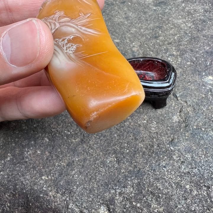 山水寿老人刻黄芙蓉石印材 在銘 専用台付き　古印材老印材　田黄