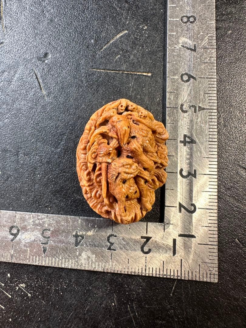 手彫り 核彫刻「鍾馗捉鬼」