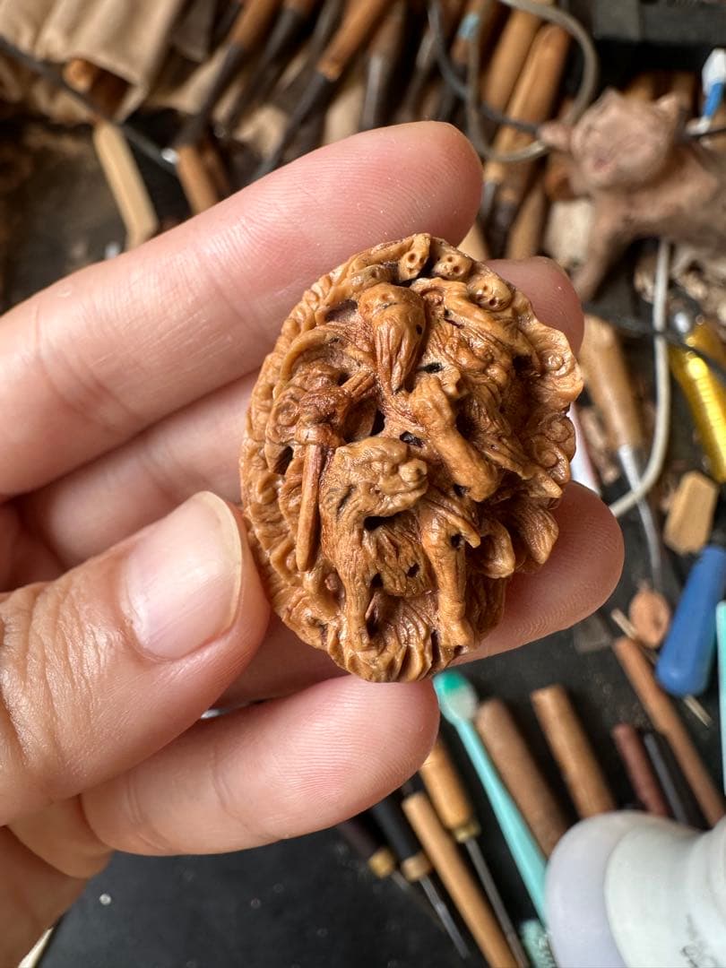 手彫り 核彫刻「鍾馗捉鬼」