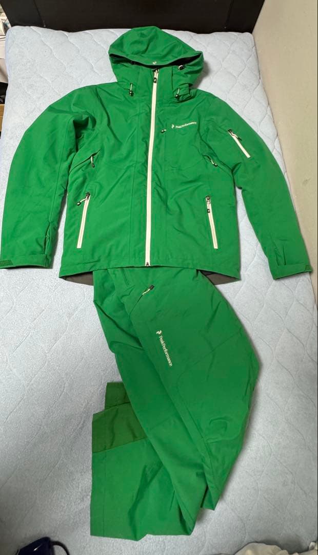 最終値下　美品　peak performanceスキーウェアジャケットとパンツ