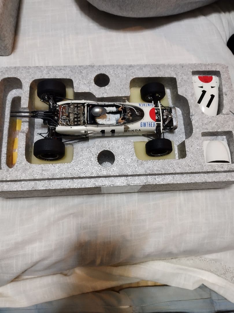 HONDARA272F1　Mexico GP1965 1/18ミニカー、雑誌付き