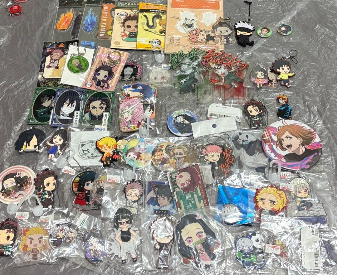 鬼滅 呪術 約375点 アニメグッズ まとめ売り 缶バッジ アクリル 等