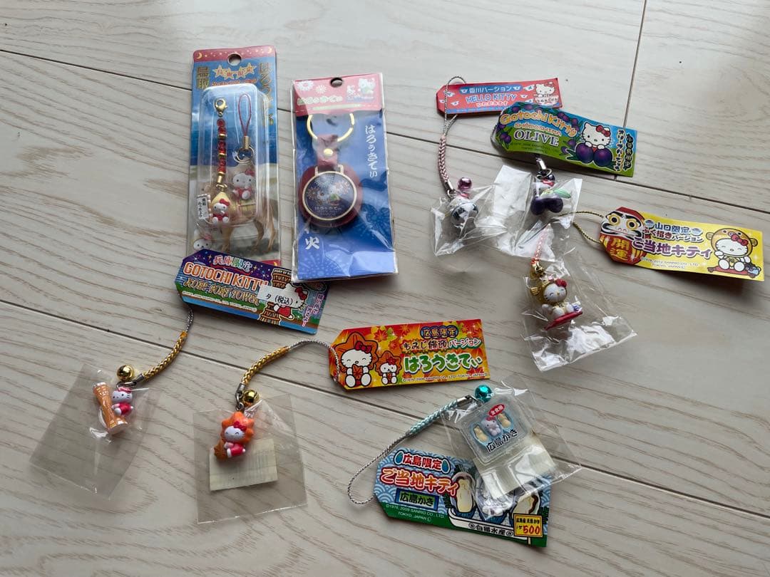 祝日割引中！明日には値段もどしますハローキティ ご当地ストラップセット