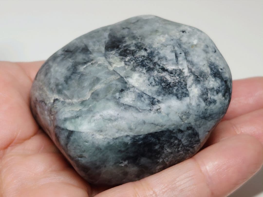 糸魚川137 翡翠 213g ヒスイ 原石 鑑賞石 自然石 誕生石 鉱物 鉱石