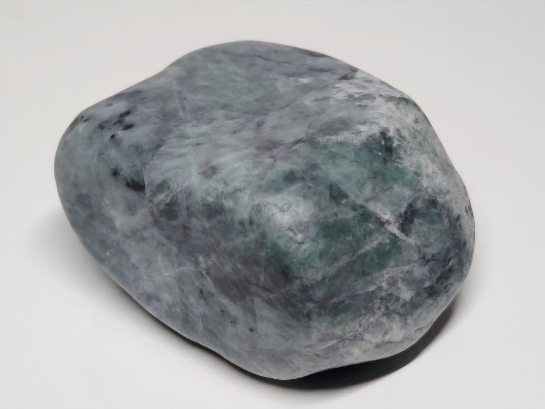 糸魚川137 翡翠 213g ヒスイ 原石 鑑賞石 自然石 誕生石 鉱物 鉱石