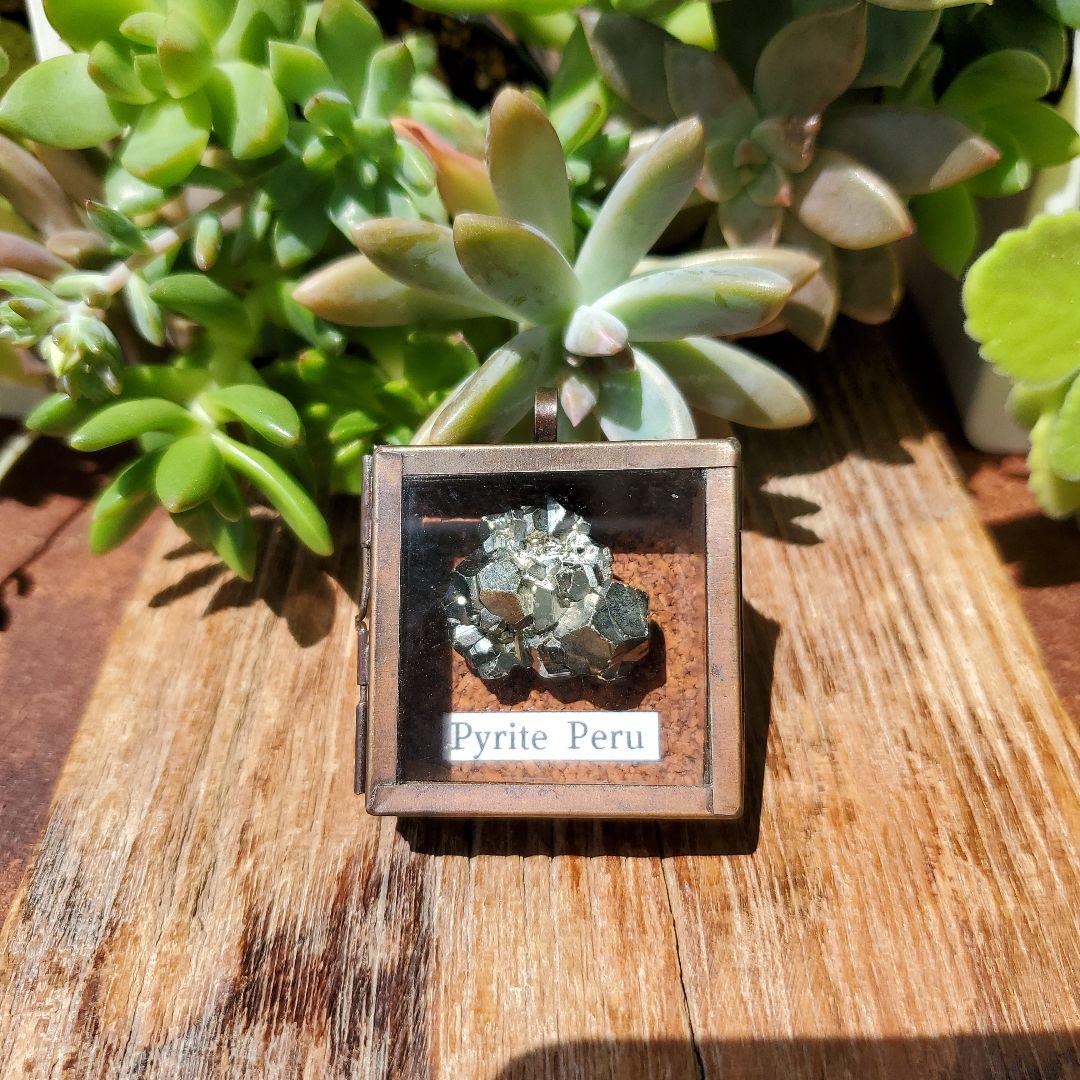 パイライト標本箱ペンダント　ペルー産　鉱物標本ペンダント