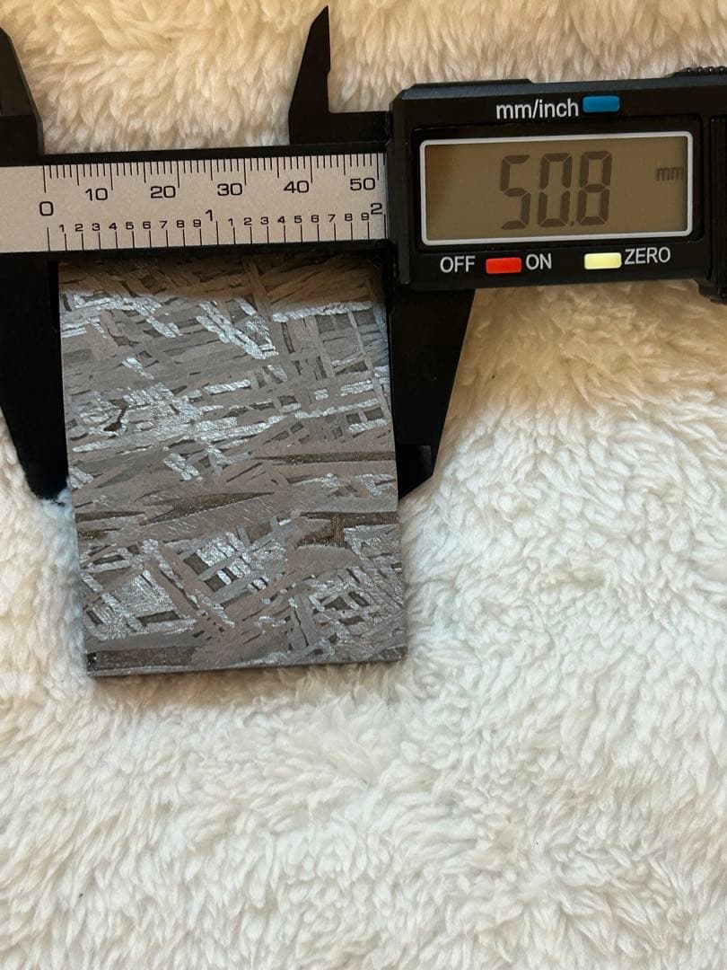 アルタイ鉄隕石。美しい長方形。約250.83g