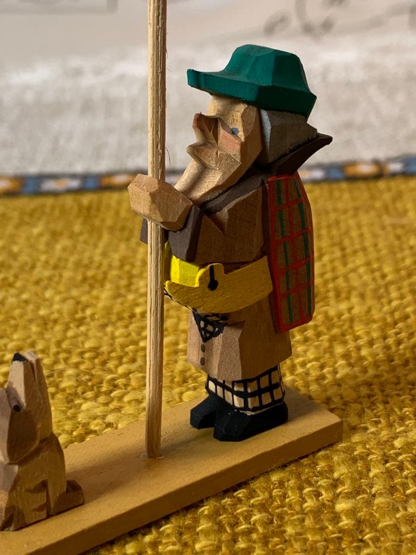 ドイツ製　エルツ山地　ヘルビッヒ工房　木製人形ザイフェン　叔父さんとワンちゃん！