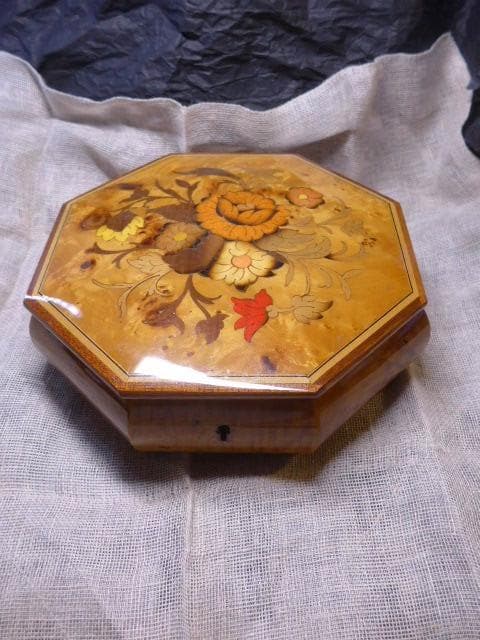 イタリア製の大きな象嵌のミュージックボックス。曲は「魅惑のワルツ」。古いもの。