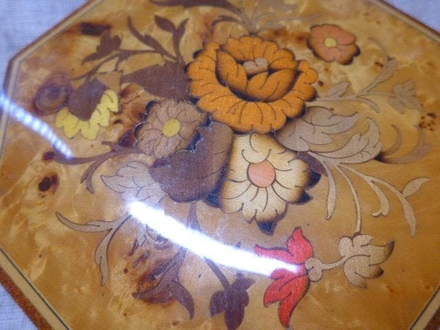 イタリア製の大きな象嵌のミュージックボックス。曲は「魅惑のワルツ」。古いもの。