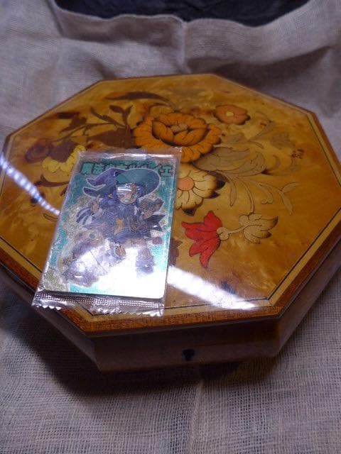 イタリア製の大きな象嵌のミュージックボックス。曲は「魅惑のワルツ」。古いもの。