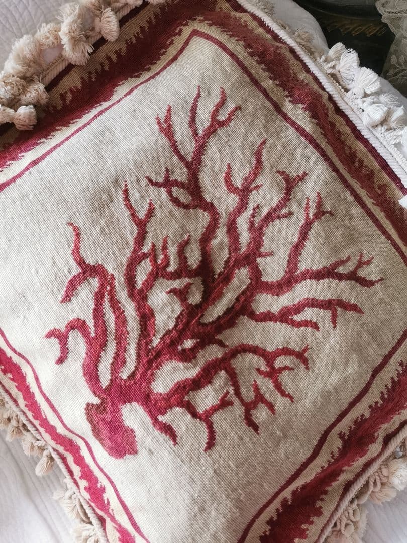 アンティークフランス コーラル 赤珊瑚オービュッソン織タッセル付クッションカバー