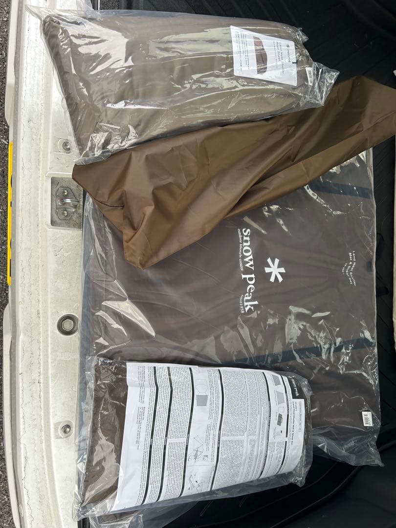 ランドネストシェルター本体、マットシートセット、ルーフシート、ポールセット。