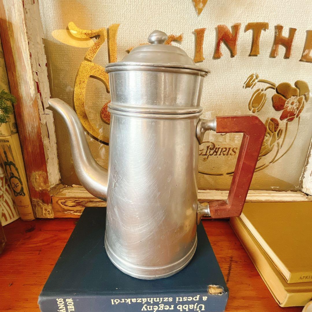 木の取手が可愛いアルミのティーポット