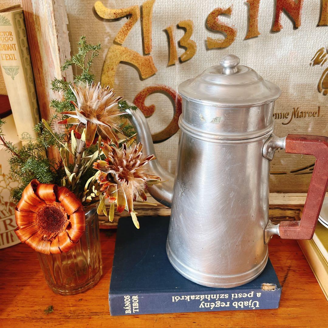 木の取手が可愛いアルミのティーポット