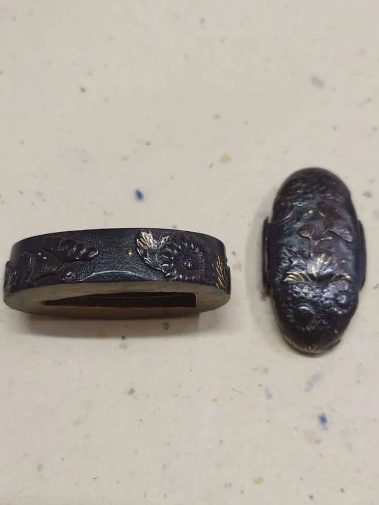 縁頭、山金地に華に家紋図