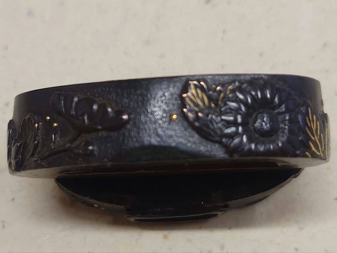 縁頭、山金地に華に家紋図