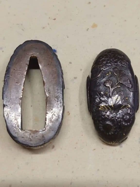 縁頭、山金地に華に家紋図