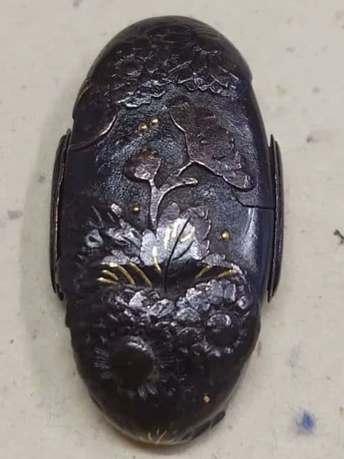 縁頭、山金地に華に家紋図