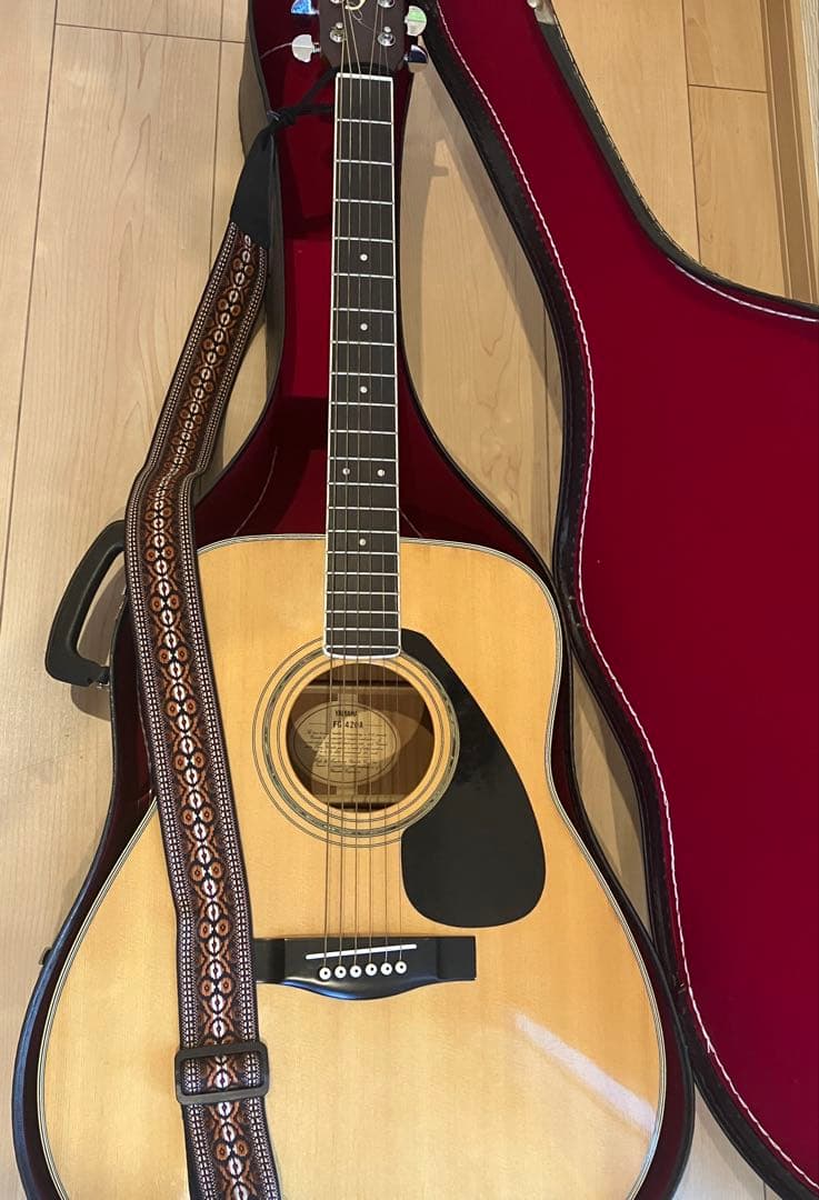 YAMAHA製アコースティックギター ストラップ・ケース付き
