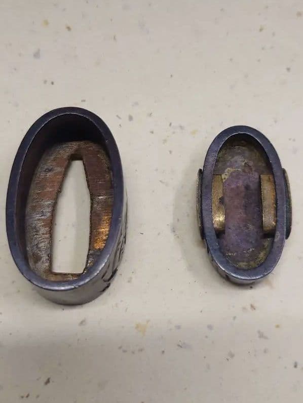 縁頭、赤銅地に片切彫で人物と馬図 銘、久之