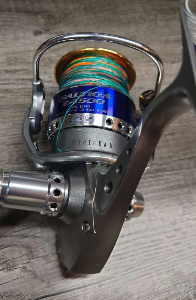 【美品】ダイワ SALTIGA Z 4500 スピニングリール