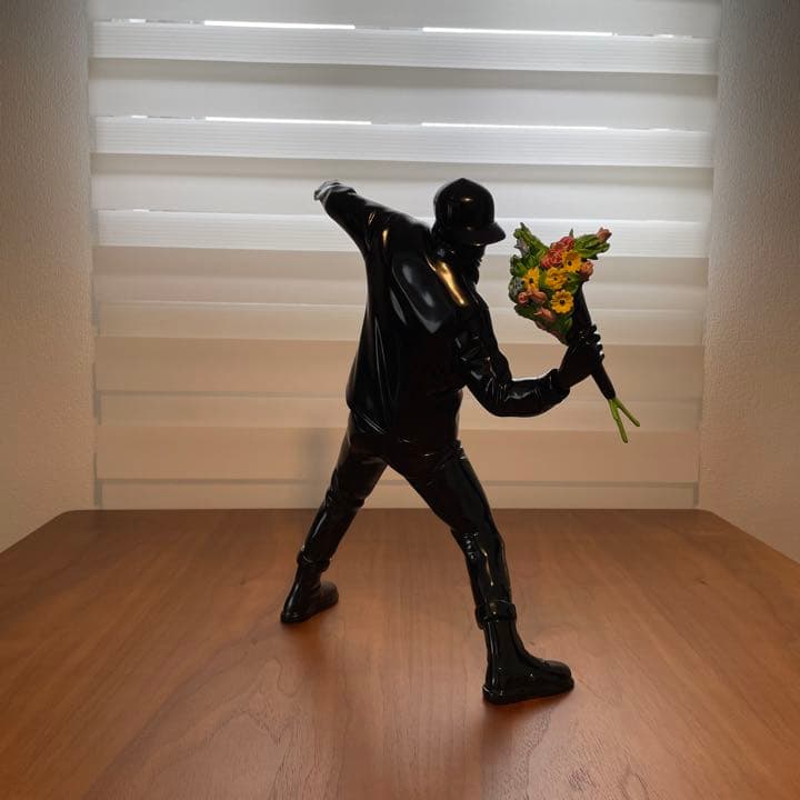 正規品‼︎ 廃盤‼︎ FLOWER BOMBER バンクシー フィギュア 箱付 ‼︎